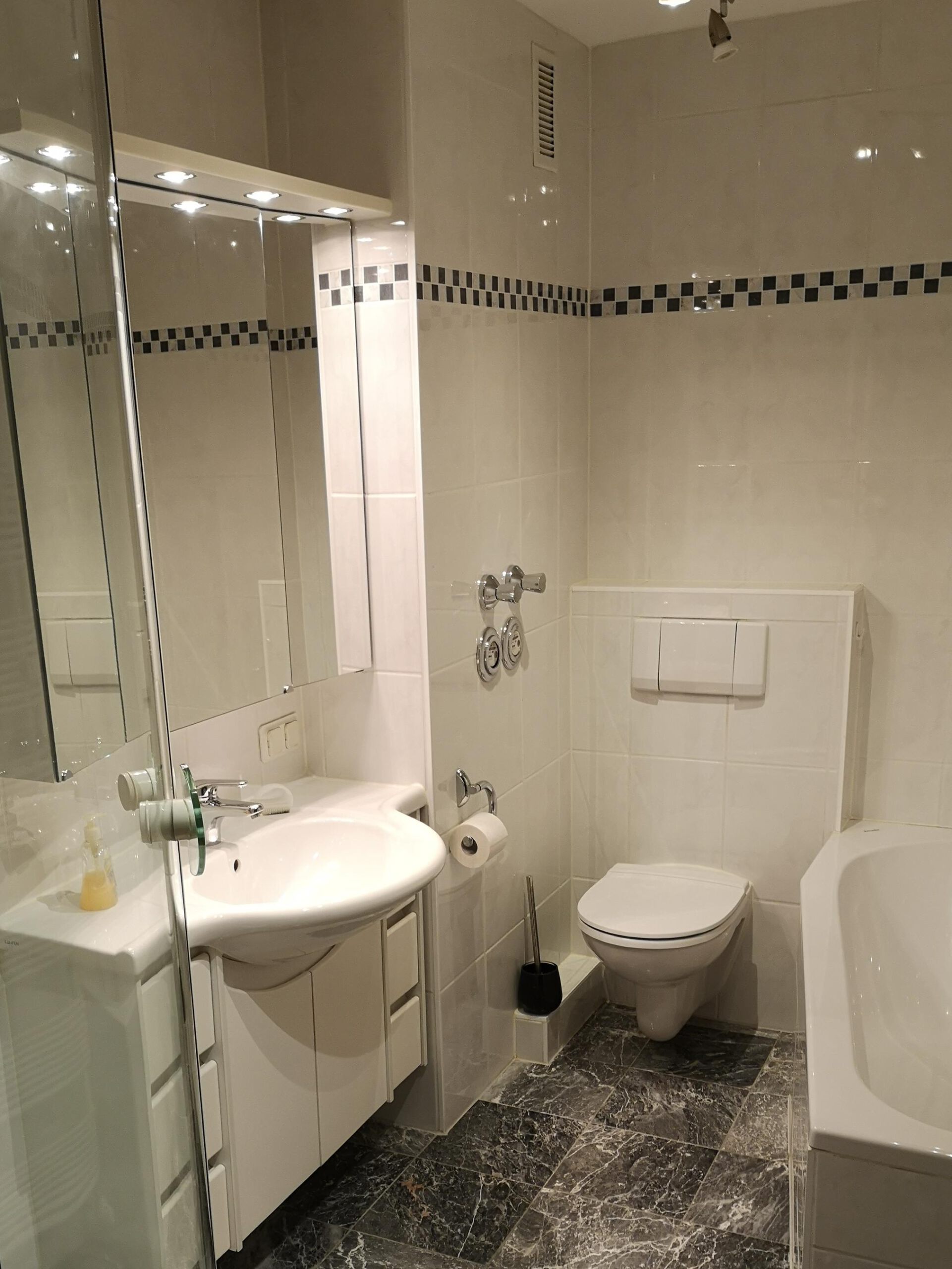 15 BZ mit Wanne und Dusche